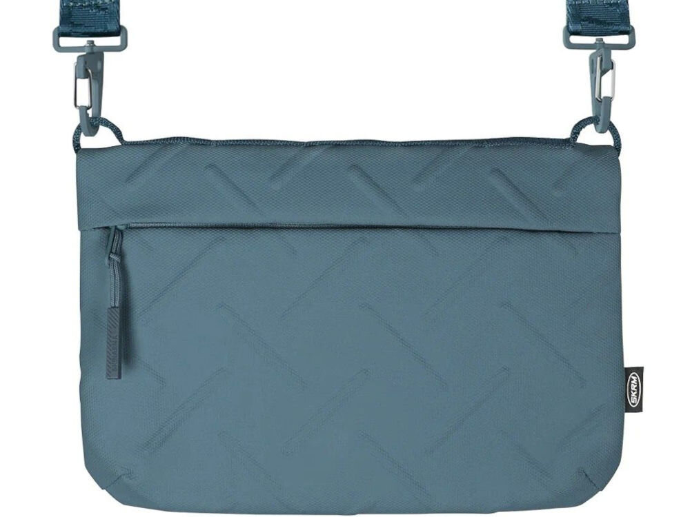 Torebka Crossbody SKINARMA Juno Niebieska prezentacja torebki na białym tle składana torba z magnetycznym zapięciem praktyczność