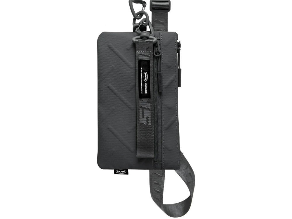 Torebka na telefon SKINARMA Juno Czarny prezentacja torebki na białym tle połączenie stylu i technologii singapurska marka