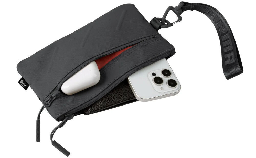 Torebka na telefon SKINARMA Juno Czarny prezentacja otwartej torebki na białym tle wygoda organizacja kieszenie kieszeń na suwak dwa paski w zestawie praktyczny karabińczyk