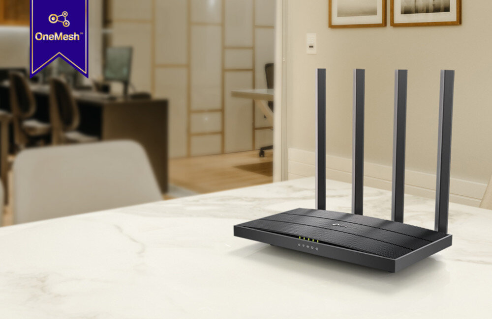 Na marmurowym blacie stoi czarny router z czterema antenami. W lewym górnym rogu widnieje logo z napisem \'OneMesh\'.