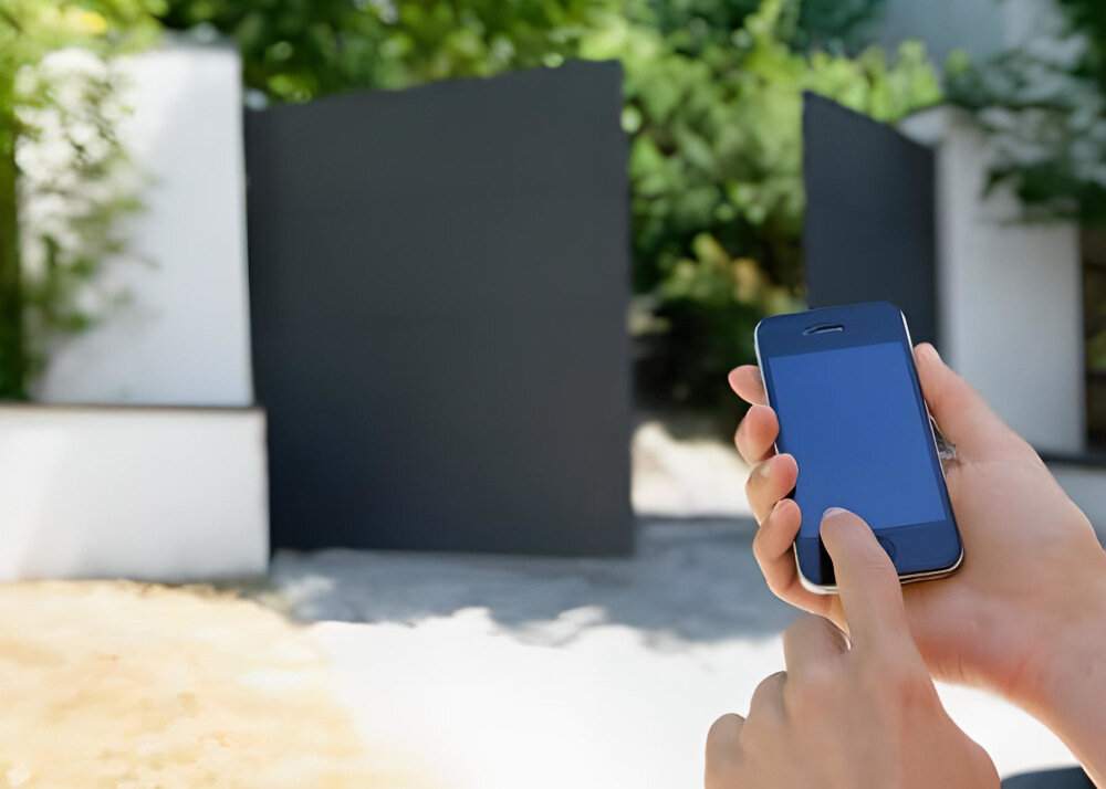 Napęd do bram skrzydłowych SOMFY SGS 201 sterowanie zdalne system TaHoma pilot bezpieczeństwa standardowy odbiornik RTS sterownie za pomocą smartfona aplikacja mobilna