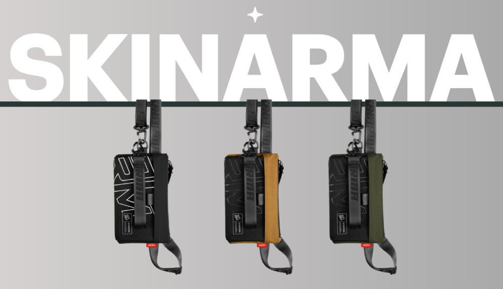 Torebka na telefon SKINARMA Jager Oliwkowy prezentacja wiszących torebek w różnych wersjach kolorystycznych na szarym tle napis z marką