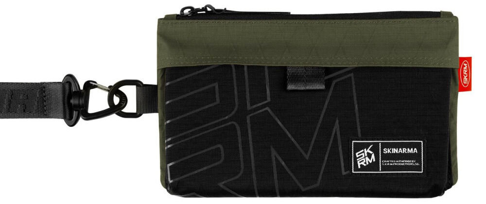Torebka na telefon SKINARMA Jager Oliwkowy prezentacja torebki na białym tle praktyczny dodatek zgrabna wodoodporna swoboda