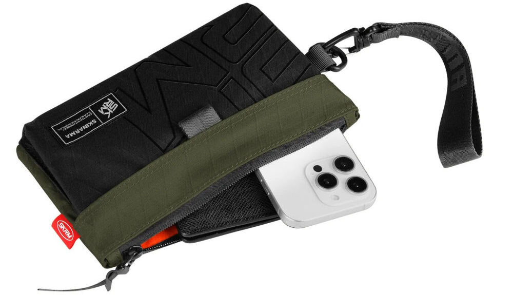 Torebka na telefon SKINARMA Jager Oliwkowy prezentacja torebki na białym tle wystający telefon kieszenie, pasek i detale nylon ripstop odporność na wodę organizacja drobiazgów łatwy dostęp do rzeczy