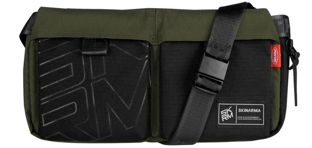 Torebka SKINARMA Crossbody Jager Oliwkowa prezentacja torby na białym tle torba z nylonu ripstop wodoodporna podróż codzienne użytkowanie ochrona rzeczy