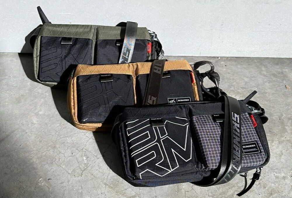 Torebka SKINARMA Crossbody Jager Czarna prezentacja torebki w trzech wersjach kolorystycznych