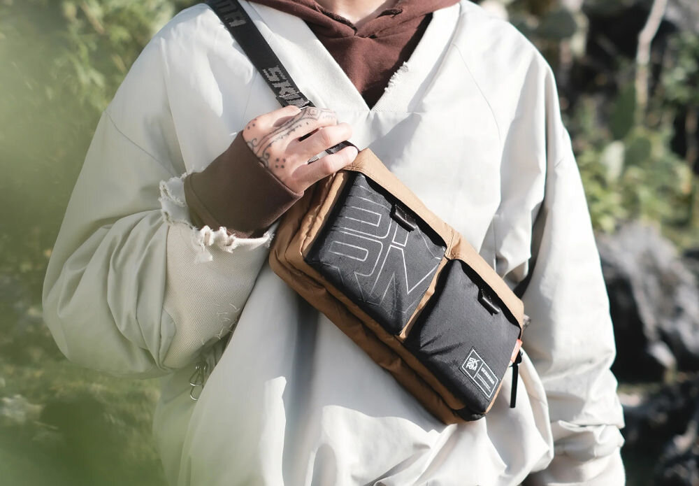 Torebka SKINARMA Crossbody Jager Czarna prezentacja torby założonej na osobie połączenie stylu i technologii singapurska marka