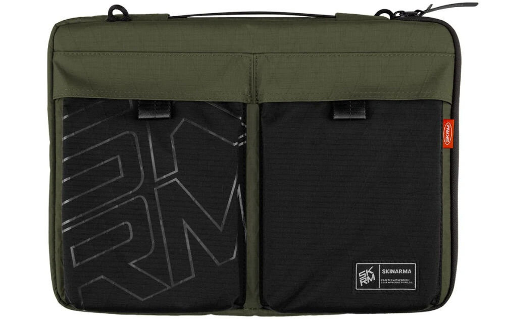 Torba na laptopa SKINARMA Jager 14 cali Oliwkowy prezentacja torby na białym tle wodoodporna torba z nylonu ripstop struktura cross-hatch ochrona laptopa