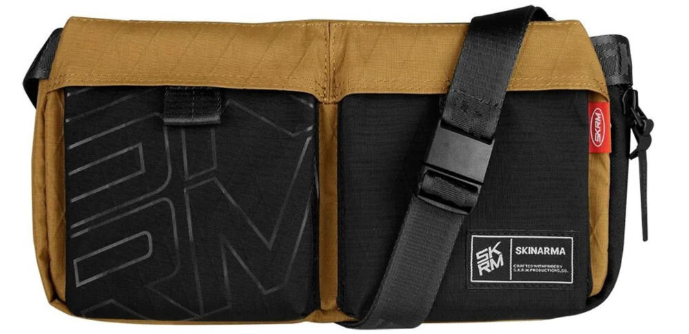 Torebka SKINARMA Crossbody Jager Brązowa prezentacja torby na białym tle torba z nylonu ripstop wodoodporna podróż codzienne użytkowanie ochrona rzeczy