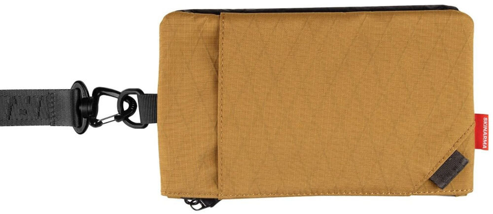 Torebka na telefon SKINARMA Jager Brązowy prezentacja torebki na białym tle praktyczny dodatek zgrabna wodoodporna swoboda