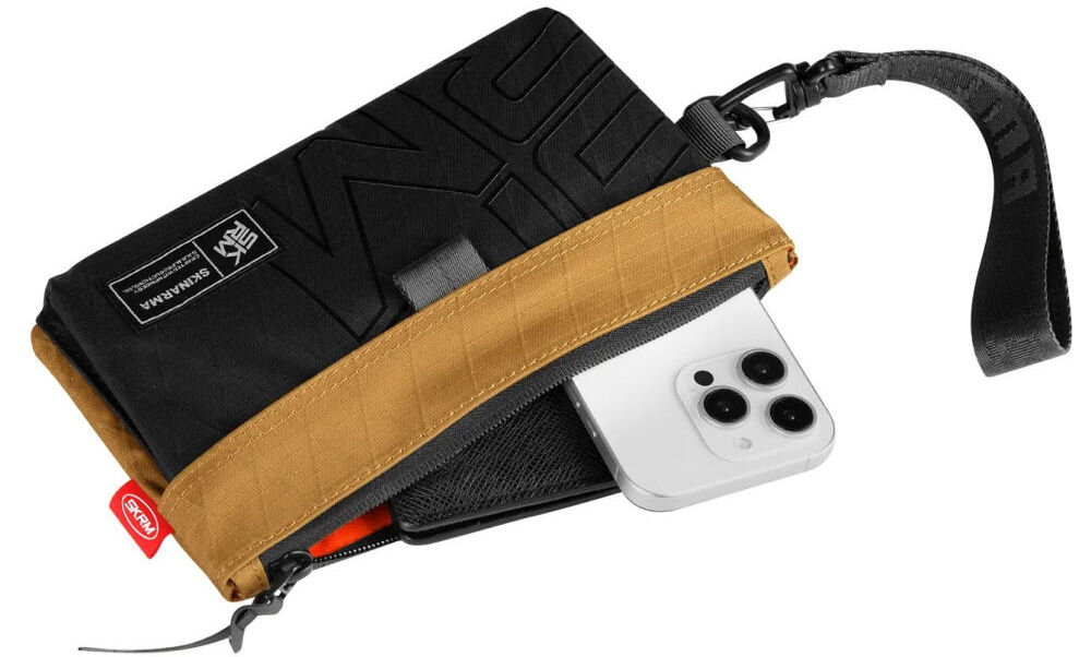 Torebka na telefon SKINARMA Jager Brązowy prezentacja torebki na białym tle wystający telefon kieszenie, pasek i detale nylon ripstop odporność na wodę organizacja drobiazgów łatwy dostęp do rzeczy