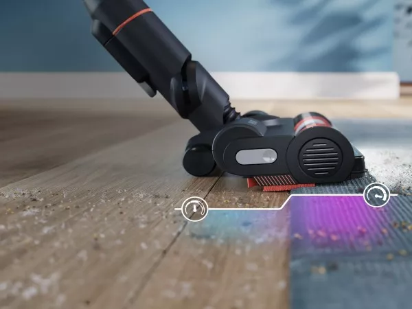 Mocny odkurzacz bezprzewodowy Philips automatycznie dostosowuje tryb pracy wjeżdżając z twardej podłogi na dywan.