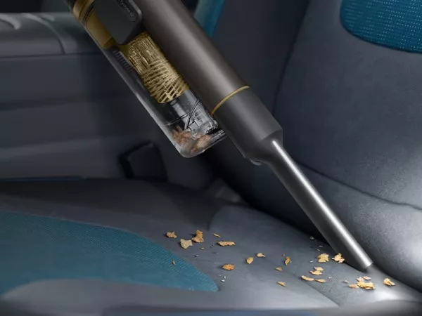 Szczelinówka sprawdza się podczas odkurzania wnętrza samochodu.