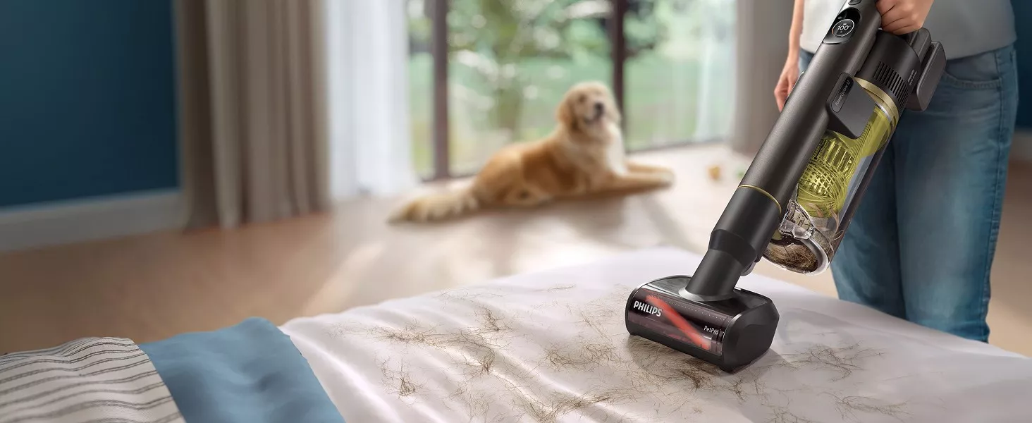 Odkurzacz do sierści zwierząt domowych zbiera pozostałości futra z pościeli.