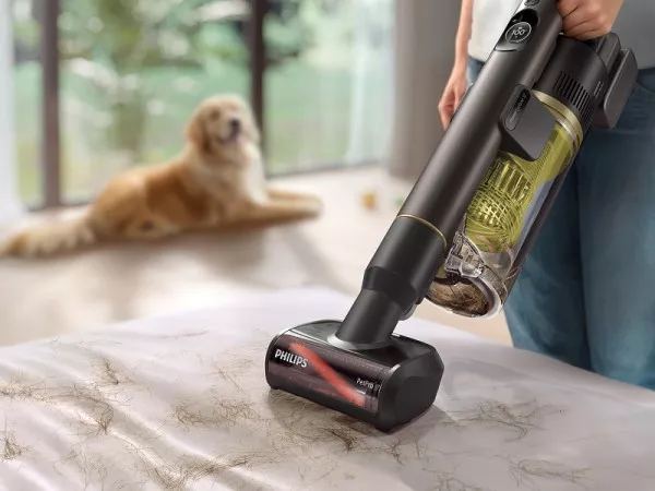 Odkurzacz do sierści zwierząt domowych zbiera pozostałości futra z pościeli.