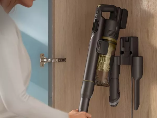 Uchwyt naścienny pozwala wygodnie przechowywać odkurzacz pionowy Philips.