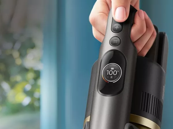 Czytelny wyświetlacz pokazuje stan naładowania baterii odkurzacza Philips.