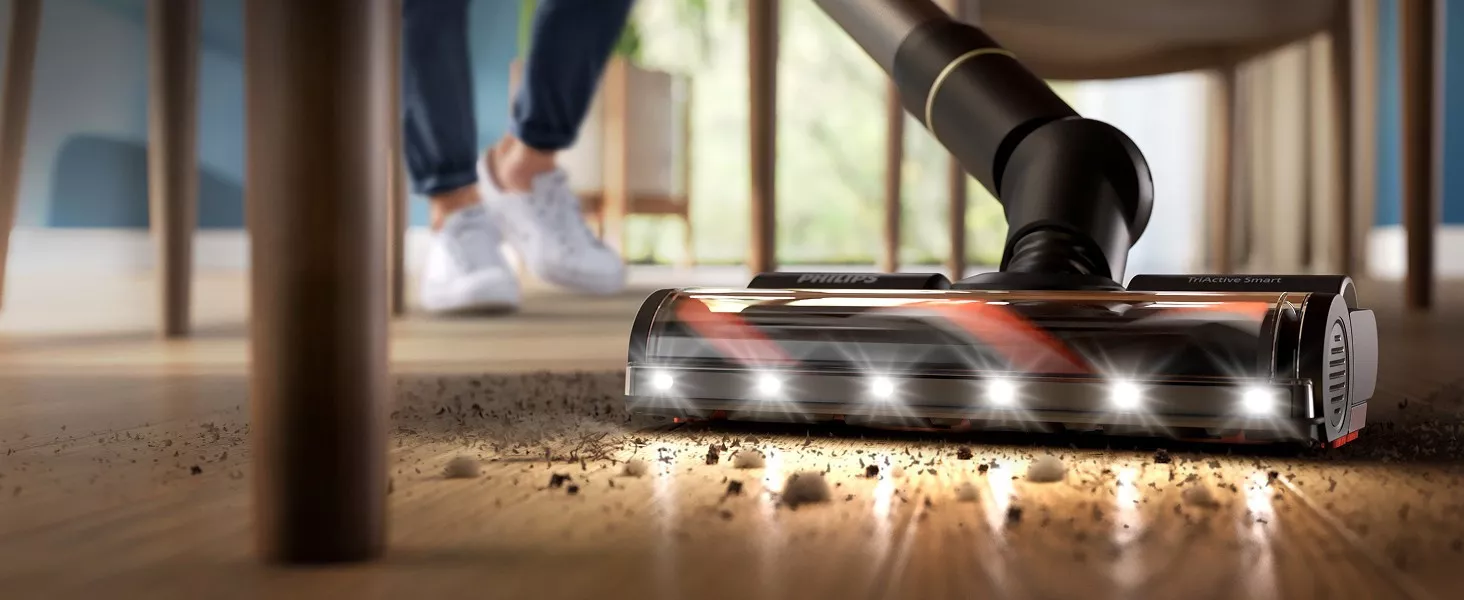 Podświetlana końcówka odkurzacza pozwala lepiej dostrzec zabrudzenia na podłodze.