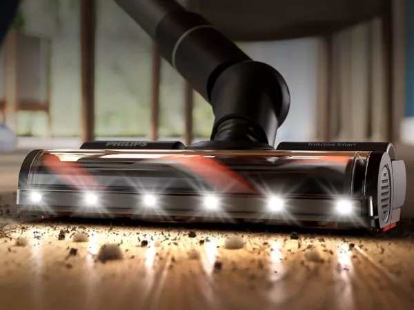 Podświetlana końcówka odkurzacza pozwala lepiej dostrzec zabrudzenia na podłodze.