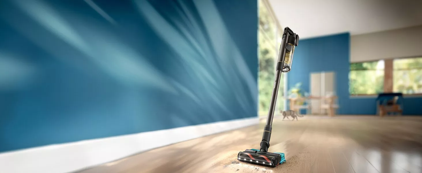 Odkurzacz Philips wyróżnia się prostym i ergonomicznym kształtem w jasnym pomieszczeniu.