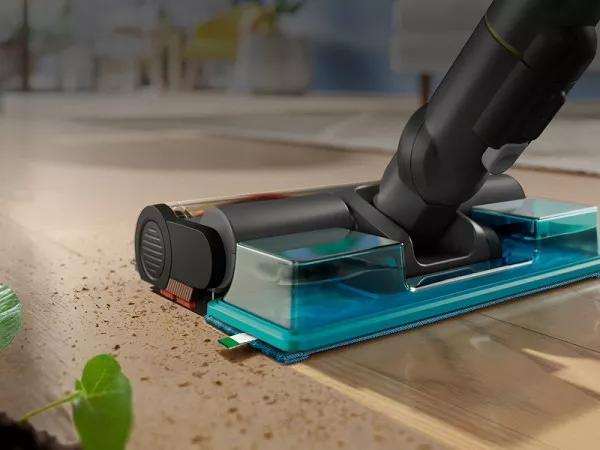 Odkurzacz bezprzewodowy Philips z modułem Aqua równocześnie zbiera kurz i mopuje podłogę.