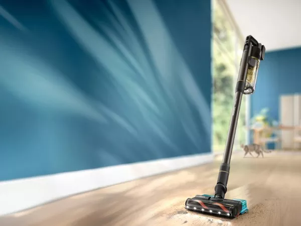 Odkurzacz Philips wyróżnia się prostym i ergonomicznym kształtem w jasnym pomieszczeniu.