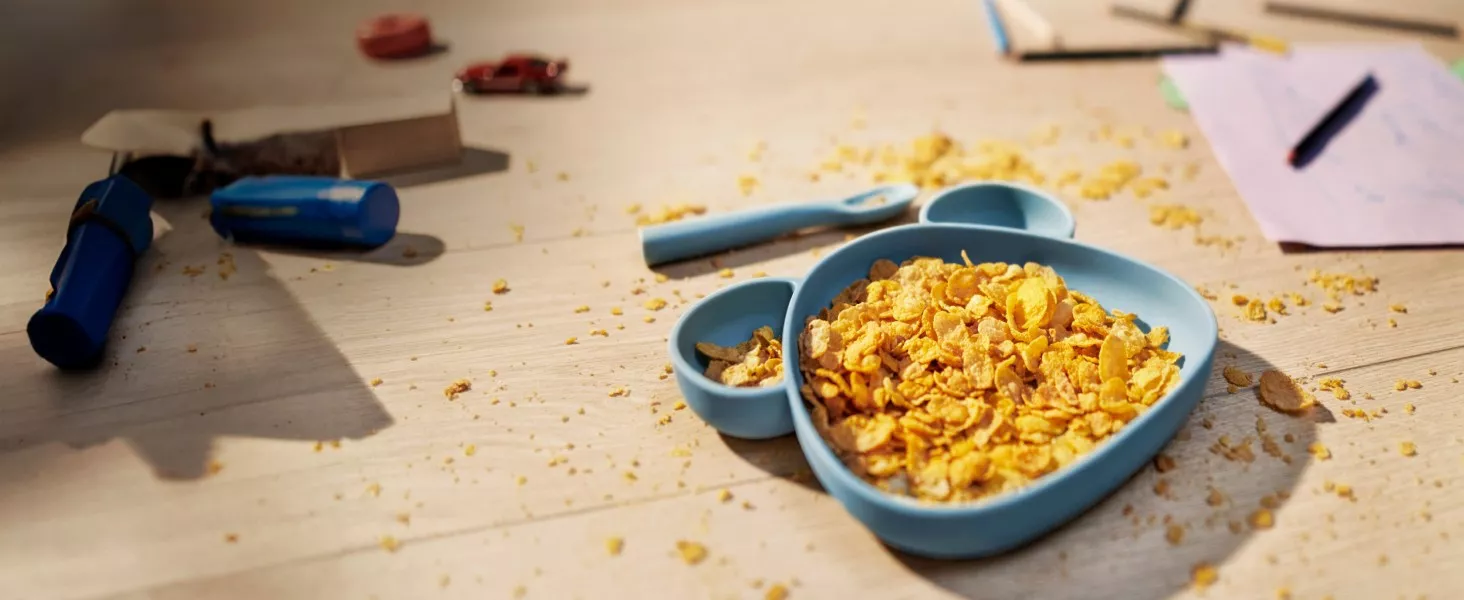 Okruszki z płatków śniadaniowych rozsypane na stole to nie problem.