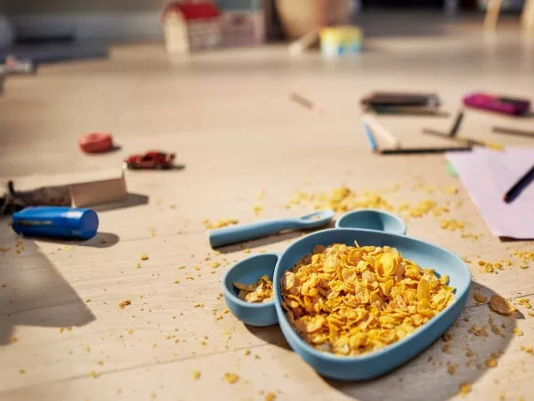 Okruszki z płatków śniadaniowych rozsypane na stole to nie problem.