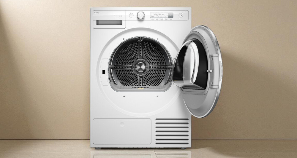 SUSZARKA ASKO T309HCW wizualizacja lifestyle front otwarta splątane ubrania automatyczne wykrywanie zmiana kierunku obrotów szybkie równomierne suszenie mniejsze zużycie tkanin energooszczędność