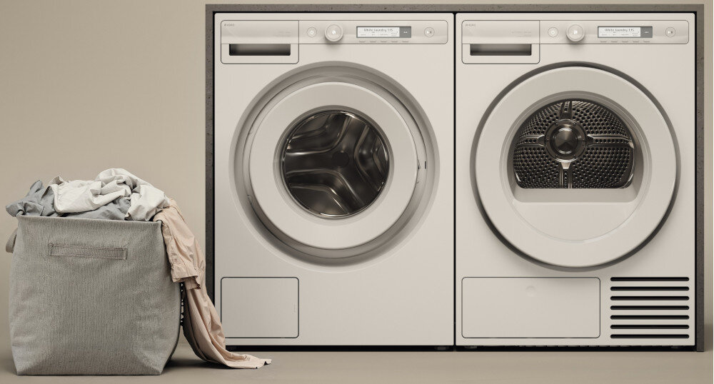 SUSZARKA ASKO T108HW wizualizacja lifestyle dwa urządzenia obok siebie kolor biały pokrętło wyświetlacz panel sterowania zamknięte drzwiczki kosz na bieliznę odzież obok