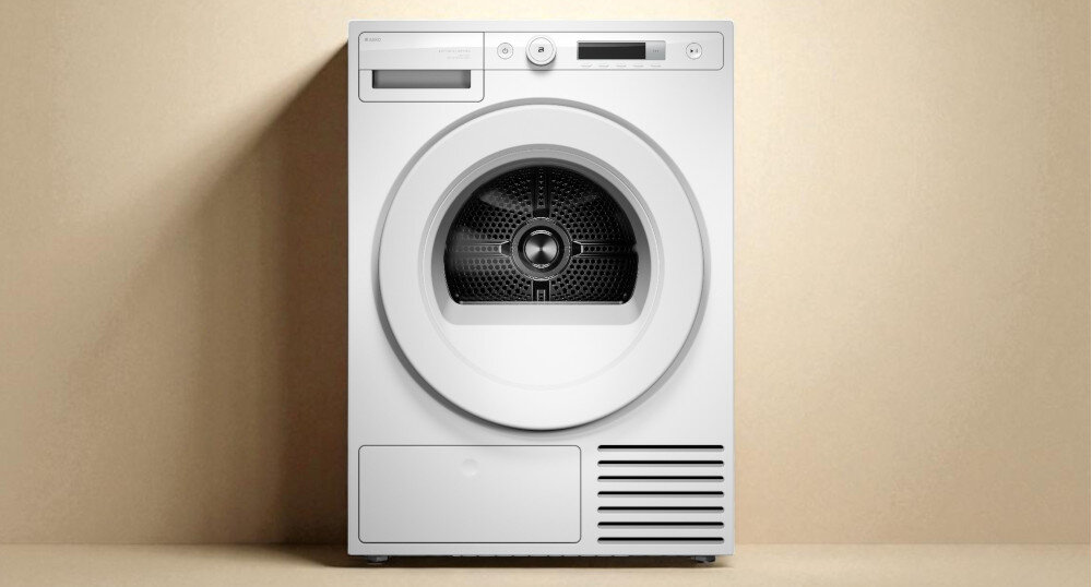 SUSZARKA ASKO T108HW wizualizacja lifestyle dwa urządzenia obok siebie panel sterowania wyświetlacz pokrętło drzwiczki zamknięte szwedzka produkcja 20 lat trwałość 8 kg 10 programów duże wsady filtr One Motion Lint Filter Butterfly Drying skuteczne delikatne równomierne