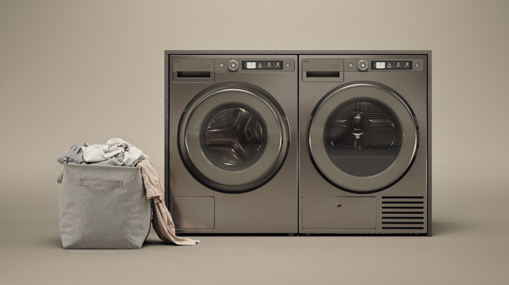 SUSZARKA ASKO T509HRT wizualizacja lifestyle dwa urządzenia obok siebie kolor biały pokrętło wyświetlacz panel sterowania zamknięte drzwiczki kosz na bieliznę pranie odzież obok