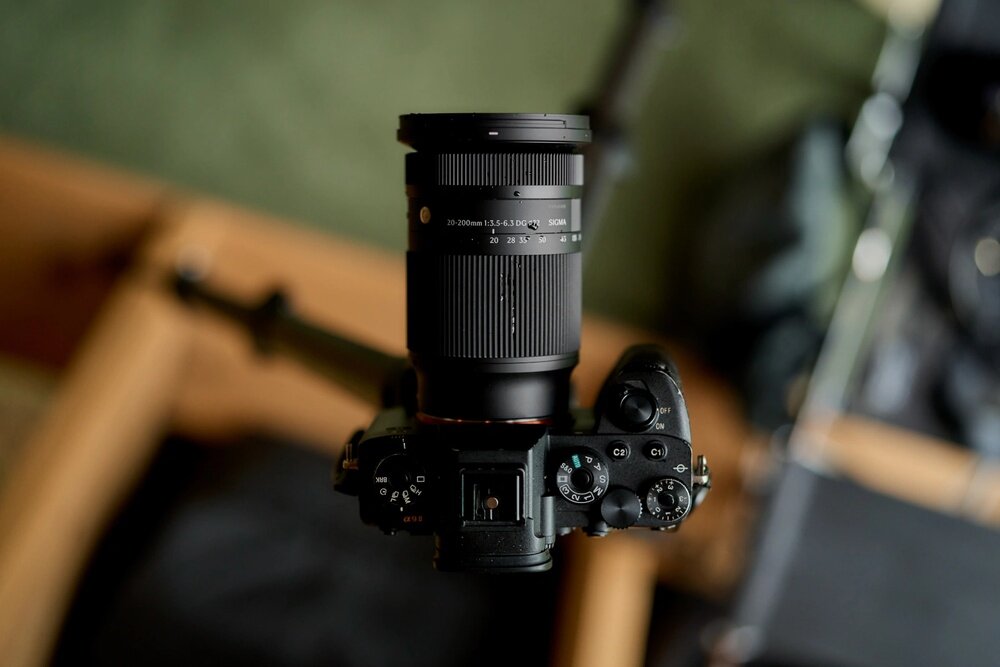 Obiektyw SIGMA 20–200mm F3.5–6.3 DG Contemporary   w warunkach plenerowych