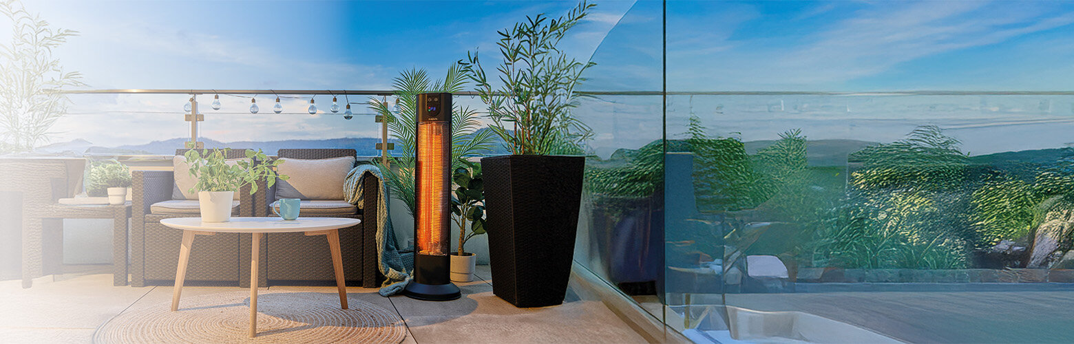 Promiennik podczerwieni - tarasowy MUG-26 na tarasie, obok meble ogrodowe, stolik z kwiatem i kubkiem, kwiaty w donicach.