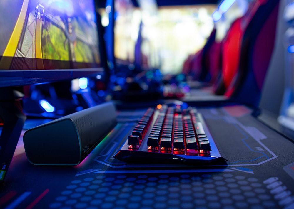 Soundbar komputerowy CREATIVE GS3 2.0 podświetlenie RGB tryby świetlne dopasowane do muzyki, soundbar stojący na biurku pod monitorem