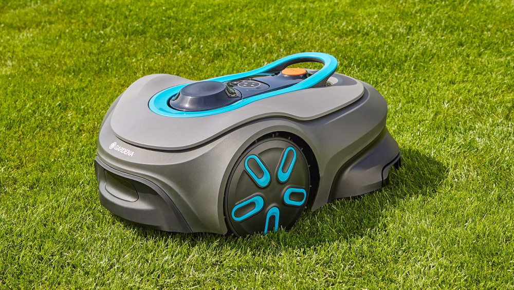 Robot koszący GARDENA Smart Sileno Free 600 19921-32 sterowanie Wi-Fi robot stoi na trawie koszenie trawnika automatyczne koszenie inteligentny robot koszący zadbany trawnik