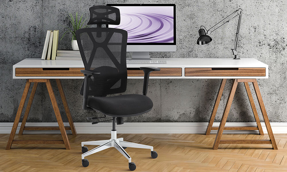 Fotel GAMVIS ErgoMaster XL Czarny prezentacja fotela w pokoju przy biurku na nim monitor obok akcesoria lampka szara ściana drewniana podłoga wygodne siedzenie szeroki zakres regulacji wzrost waga wygodna pozycja