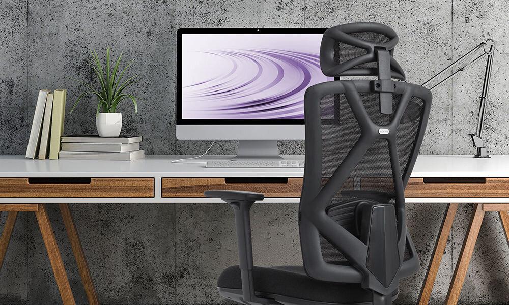 Fotel GAMVIS ErgoMaster XL Czarny prezentacja fotela w pokoju przy biurku monitor na biurku oraz akcesoria lampka książki szara ściana funkcjonalność wygodna pozycja koncentracja samopoczucie