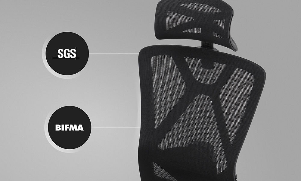 Fotel GAMVIS ErgoMaster XL Czarny prezentacja fotela na szarym tle ze zbliżeniem na oparcie napis SGS BIFMA optymalny stosunek ceny do jakości wysoka klasa komponentów standardy jakościowe SGS BIFMA trwałość bezpieczeństwo