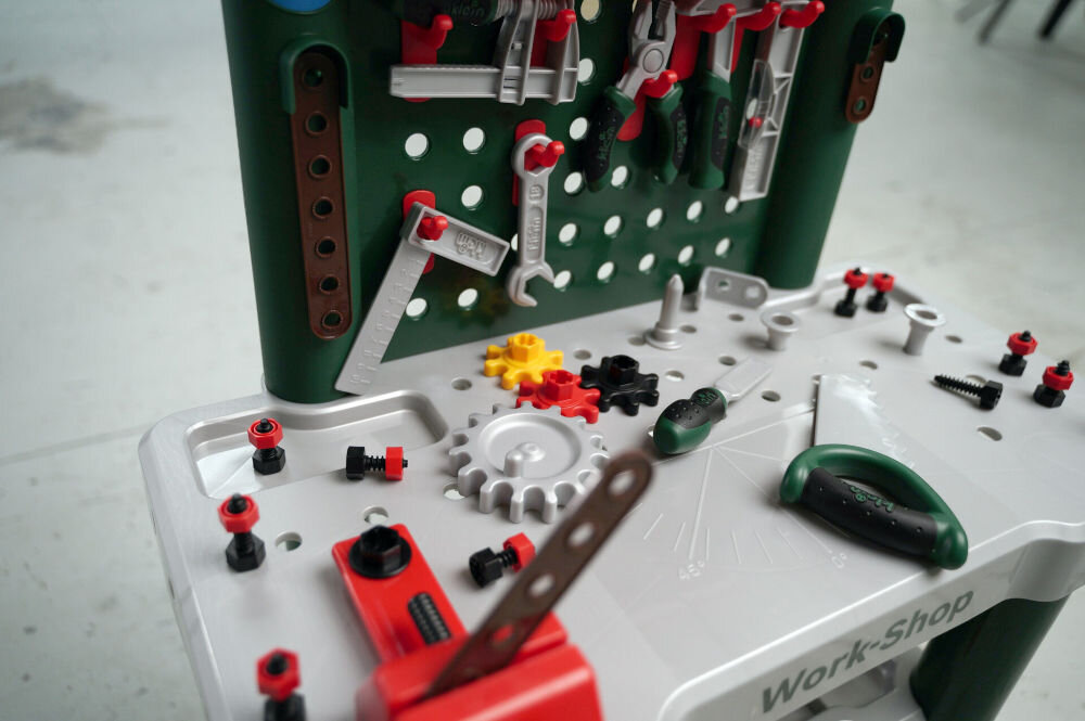 Zabawka warsztat KLEIN Bosch Mini 8710 nauka podstaw majsterkowania poznanie nazw narzędzi zastosowania zasad działania śruby nakrętki tworzenie prostych i zaawansowanych projektów rozwijanie zdolności manualnych wyobraźni logicznego myślenia wsparcie w edukacji technicznej 