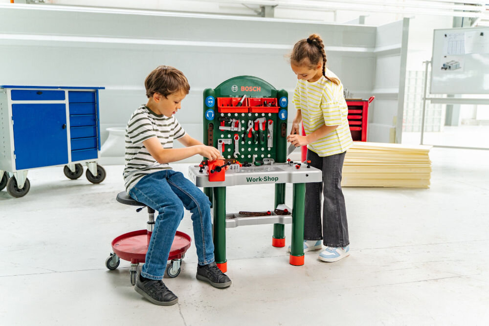 Zabawka warsztat KLEIN Bosch Mini 8710 wspólna zabawa rodzinne spędzanie czasu tworzenie konstrukcji dostępne narzędzia i elementy zamiłowanie do techniki praca zespołowa współpraca 