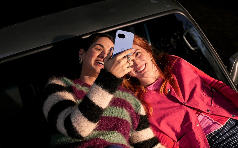 Smartfon GOOGLE Pixel 9a trzymany przez kobiety na samochodzie  