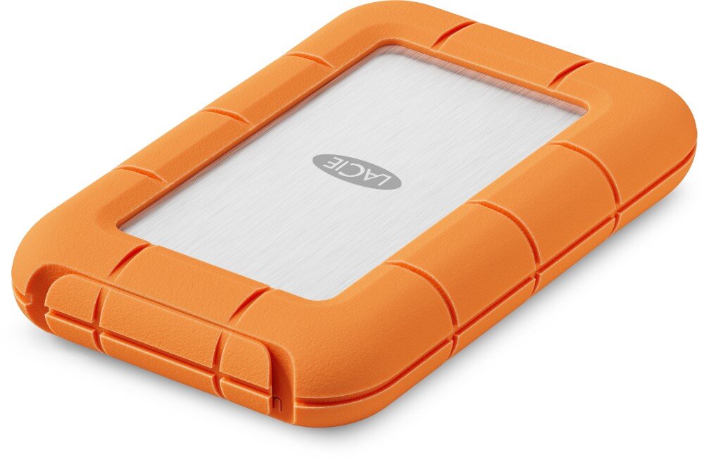 Dysk LACIE Rugged SSD4 Pomarańczowo-srebrny dysk przenośny o gumowej obudowie z widocznym złączem USB na jednym z boków, leżący na białym tle, pojemność