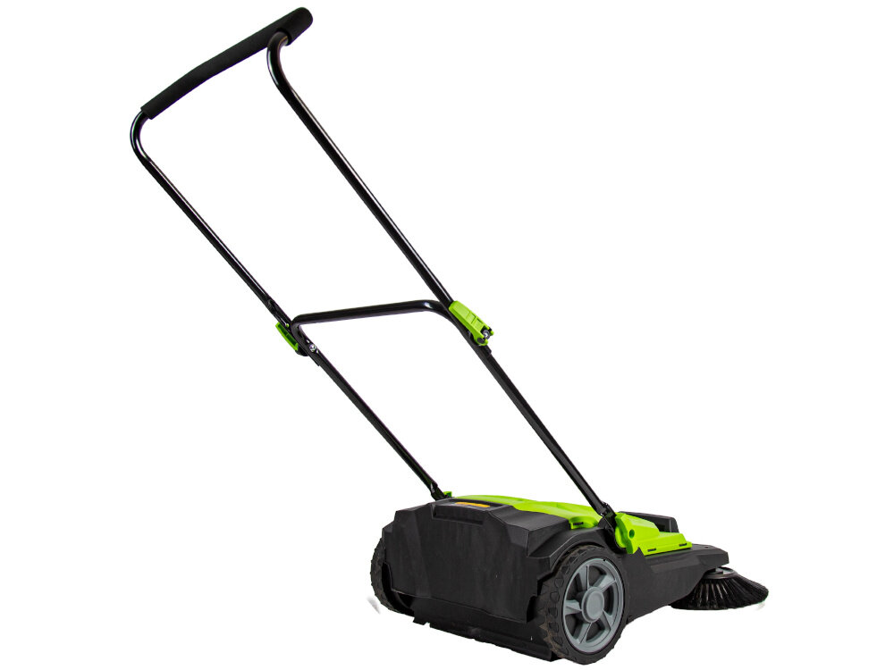 Zamiatarka ręczna GREENSO ZAR65 zamiatarka na białym tle widoczna od tyłu pod skosem mechanizm zamiatania napędzany jest wyłącznie ruchem pchanej rączki nie wymaga silnika ani zasilania elektrycznego płynnie działające zębatki skuteczne zbieranie zanieczyszczeń