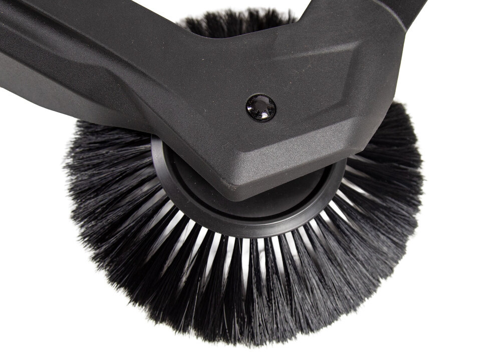 Zamiatarka ręczna GREENSO ZAR65 zbliżenie na jedną ze szczotek dwie boczne szczotki dokładne zbieranie zabrudzeń zamiatają zanieczyszczenia do środka toru pracy