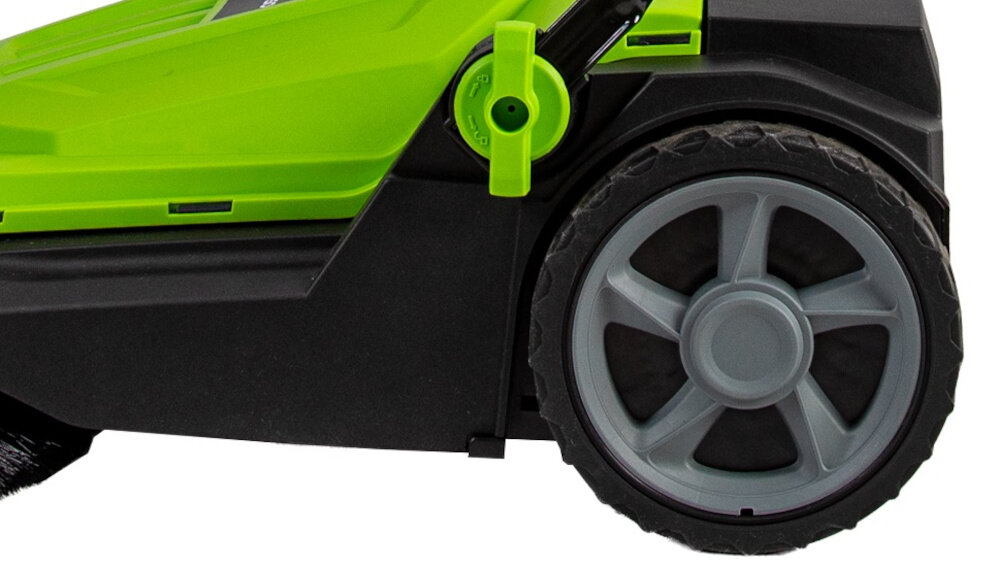 Zamiatarka ręczna GREENSO ZAR65 zbliżenie na koło dwa przednie koła obrotowe o średnicy 5.08 cm dwa tylne koła o średnicy 20,3 cm przednie koła obrotowe pozwalają na płynne manewrowanie i łatwe zmiany kierunku większe koła tylne stabilizują urządzenie i ułatwiają prowadzenie