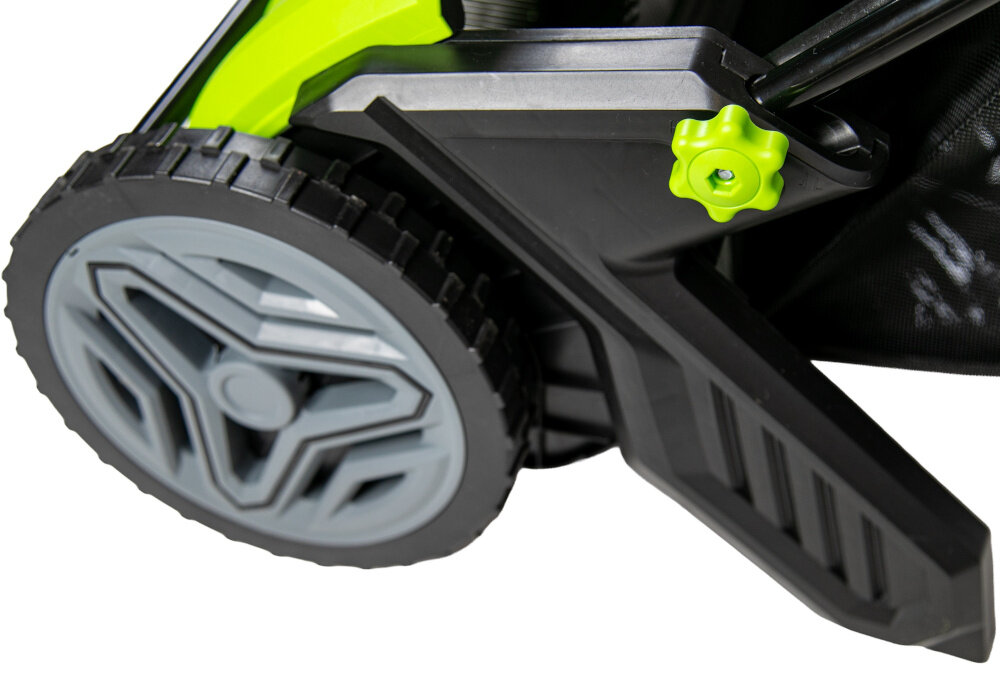 Zbieracz liści GREENSO ZBLR53 zbliżenie na koło przednie koła o średnicy 254 mm stabilność i łatwość prowadzenia sprawne skręcanie i manewrowanie