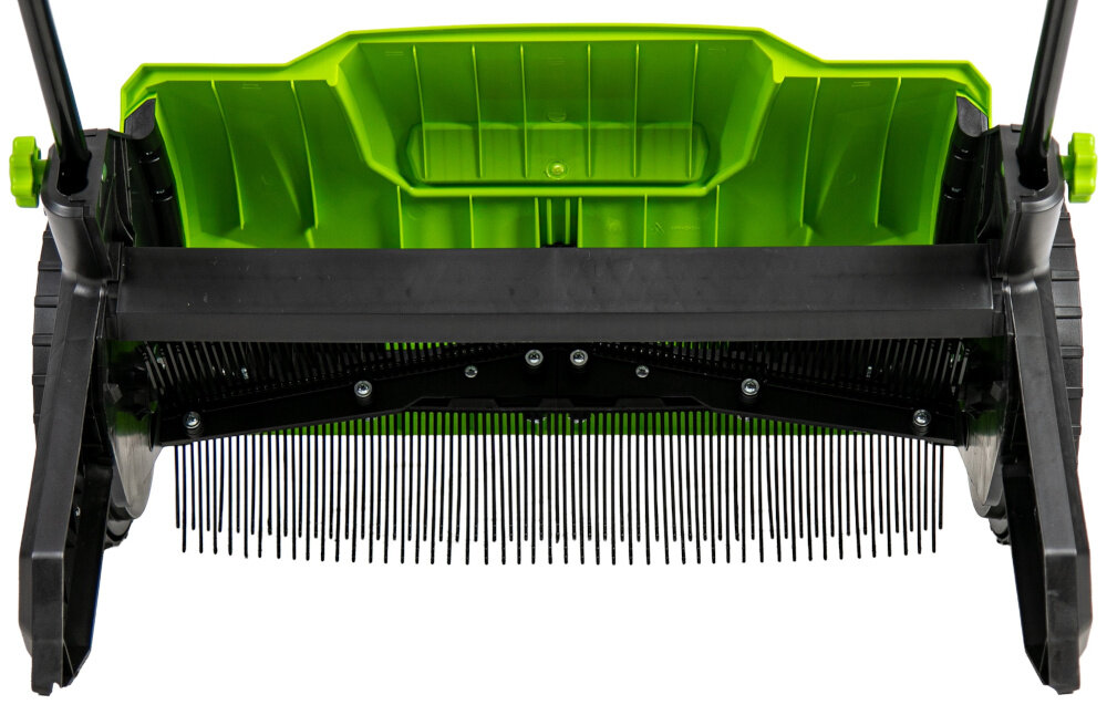 Zbieracz liści GREENSO ZBLR53 zbieracz bez kosza na białym tle widoczny od tyłu widok na szczotki ręczna obsługa eliminuje konieczność używania paliwa lub energii elektrycznej korzystne dla środowiska działa cicho i nie emituje spalin brak silnika zmniejsza ryzyko awarii i ogranicza koszty eksploatacji