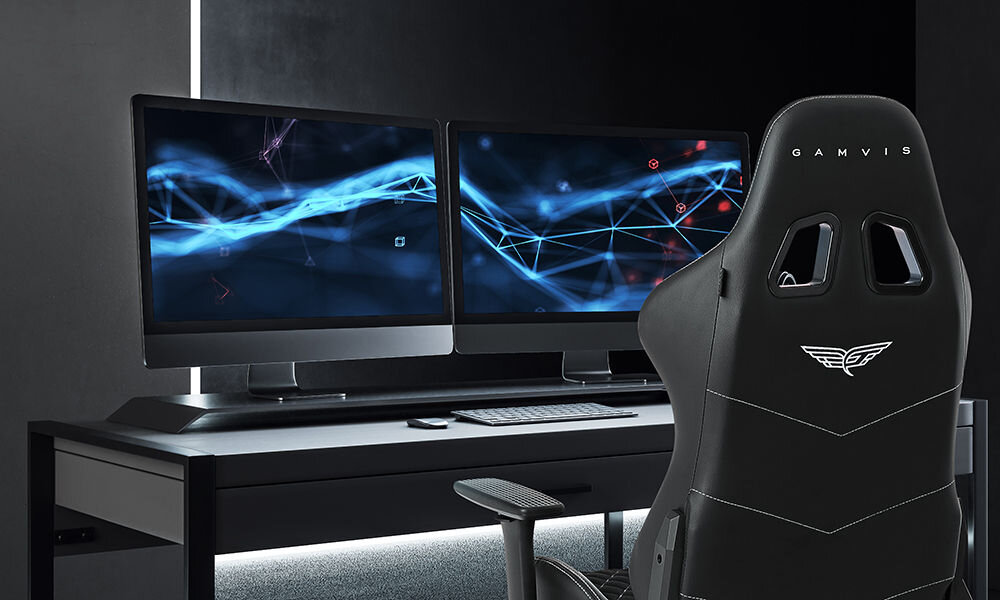 Fotel GAMVIS Phantom Large Czarny (białe elementy) prezentacja fotela w ciemnym pokoju przy biurku dwa monitory czarne biurko wyścigowy charakter elegancja fotel klasy premium niezliczone godziny przed ekranem