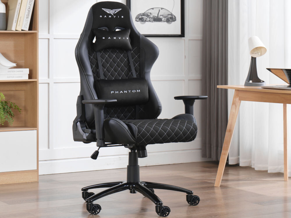 Fotel GAMVIS Phantom Large Czarny (białe elementy) prezentacja fotela od przodu pod kątem w jasnym pokoju przy biurku wzrost optymalne dopasowanie podparcie ciała komfort